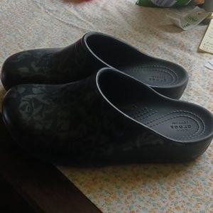 Womens size 7 croc clogs